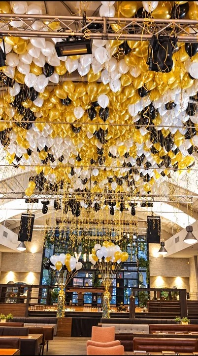 Soffitto di palloncini oro, bianchi e neri