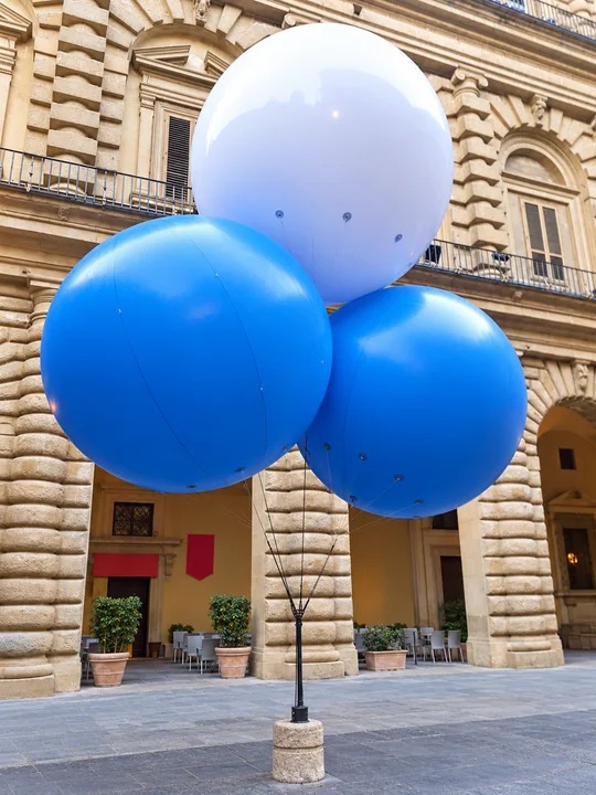 Sfere giganti bianche e blu