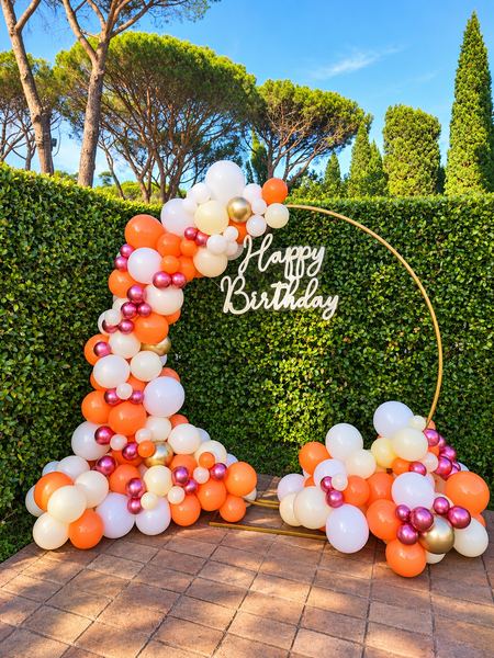 Cerchio Happy Birthday in giardino