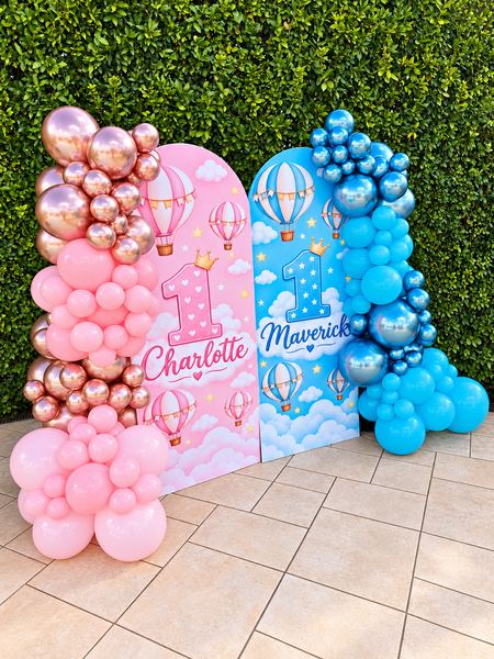 Primo compleanno di Charlotte e Maverick con palloncini rosa e azzurri